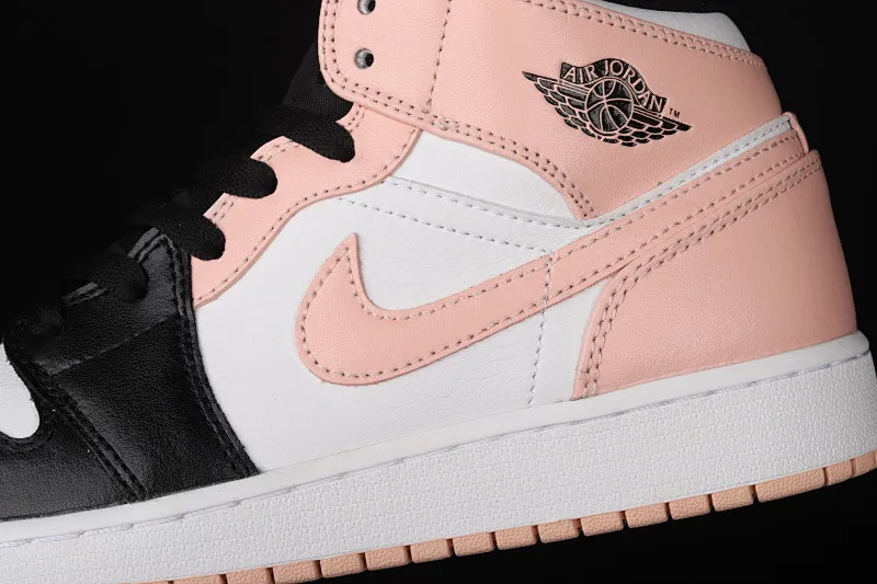 All categories Air Jordan Jordan series basketball shoes Air Jordan 1 Mid G version pure original Air Jordan 1 Mid AJ1 Joe 1 black and white powder Zhongbang basketball shoes 554725-133